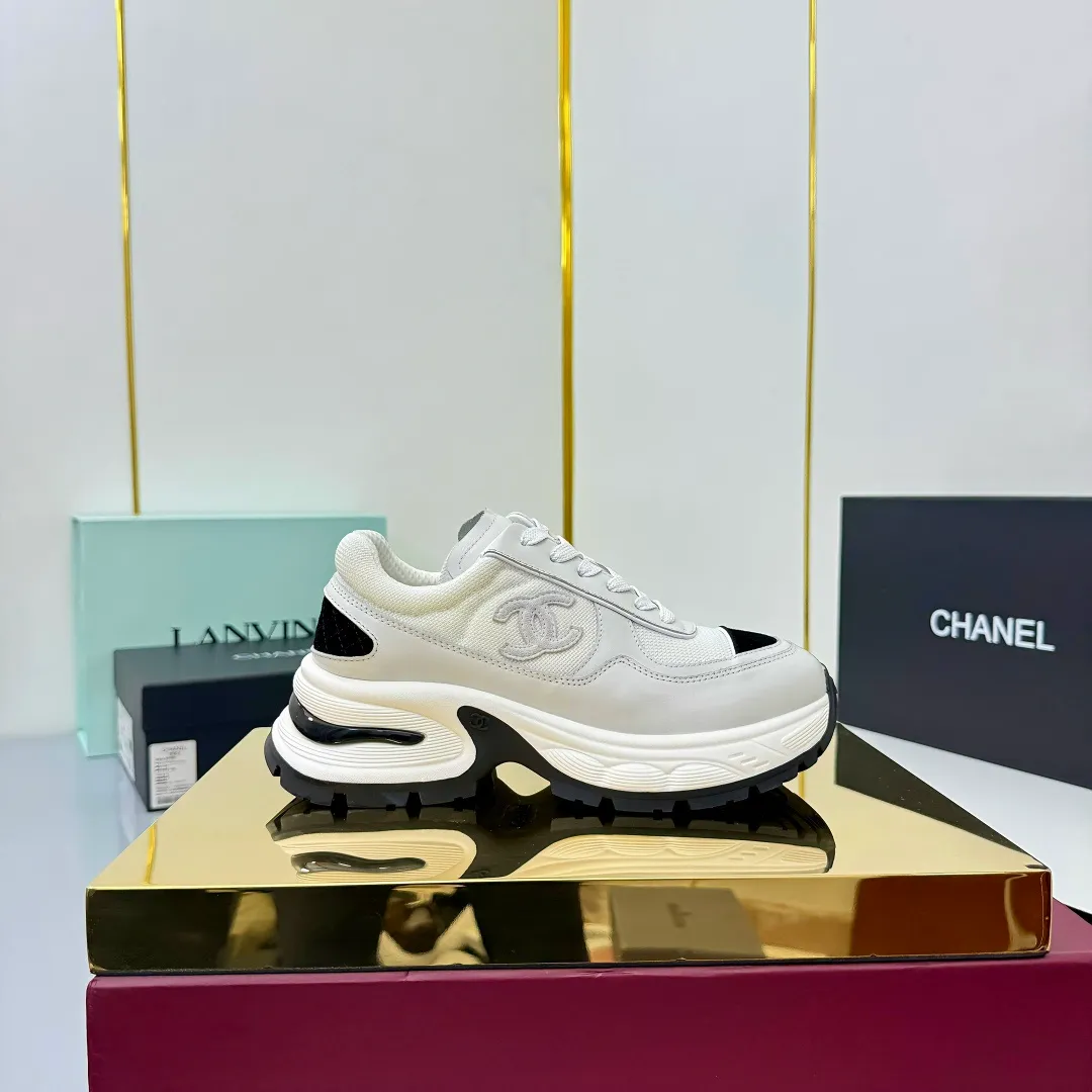 👟👟Ex-factory price 700👟👟 Chanel casual small leather shoes ~ original calfskin panda shoes Chanel 25C latest hot style panda black and white sports shoes casual sneakers small fragrance hot item classic black and white panda color coco girls must pay for it Fabric: original customized first-layer cowhide Inner: original imported breathable mesh lining Outsole: Original molded rubber + TPU combination Size: Women's 35-41